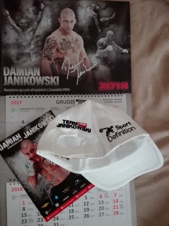 KALENDARZ 2018 + CZAPKA DAMIANA JANIKOWSKIEGO MMA