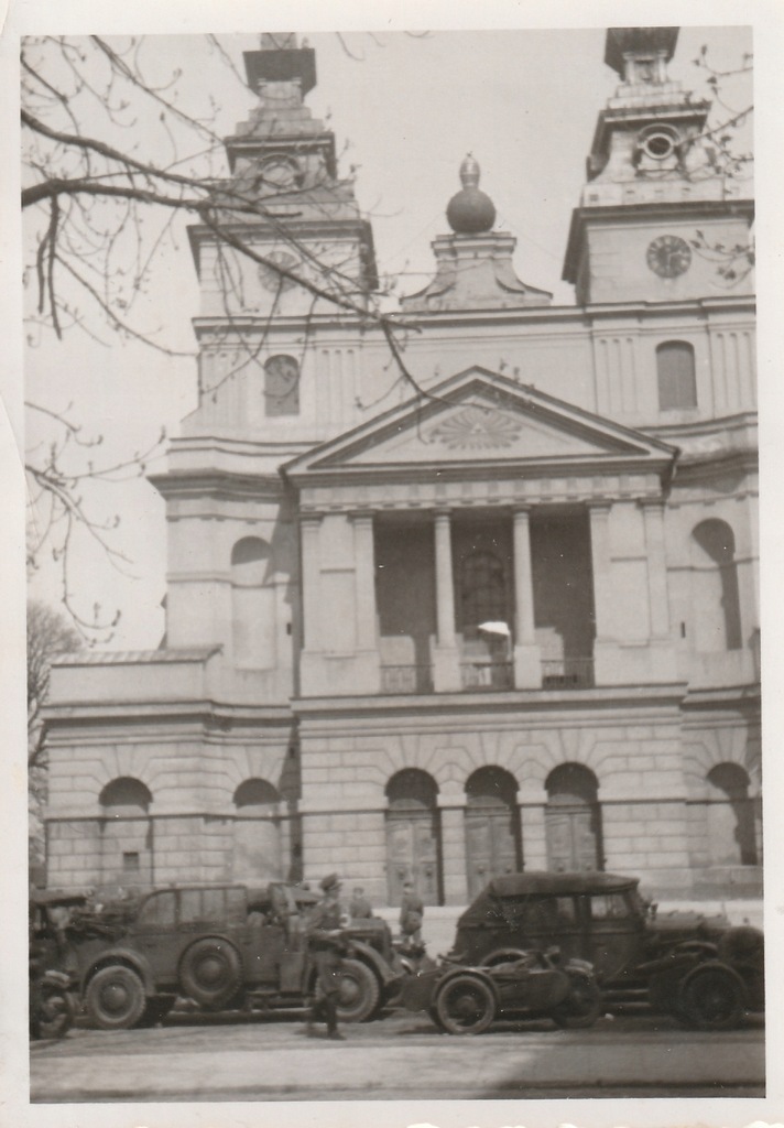 Poznań - samochody Wehrmachtu przed katedrą