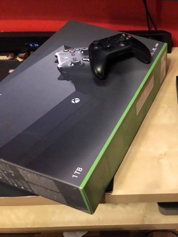 Xbox One X , cały zestaw , stan idealny