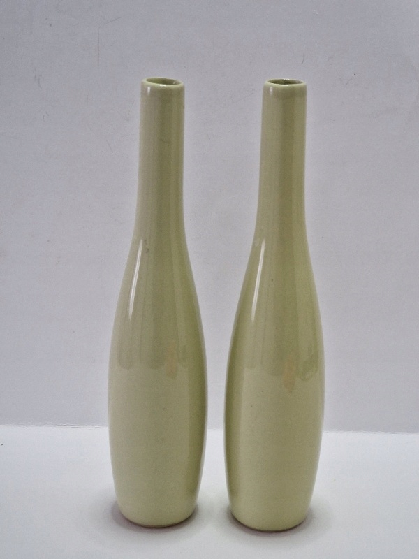 Dwa wazoniki w oliwkowym kolorze