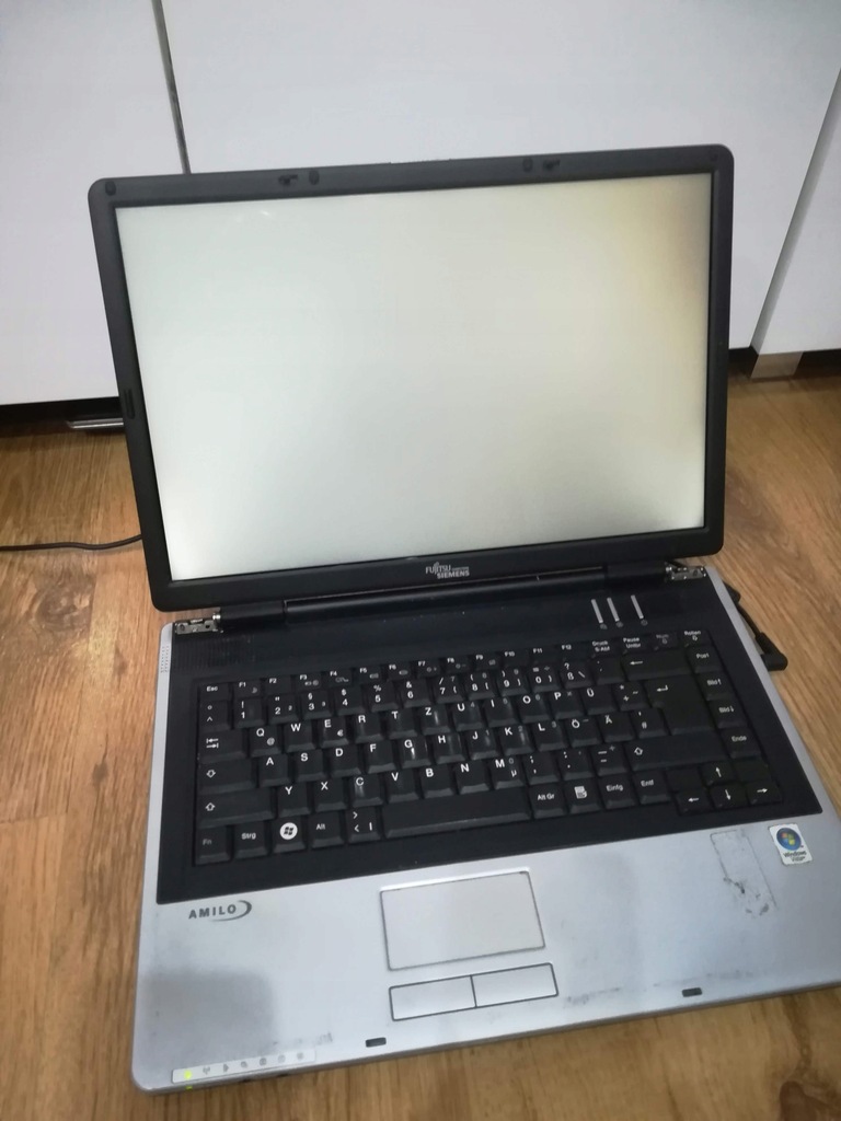 Laptop Fujitsu Amilo Pi2515 uruchamia się biały