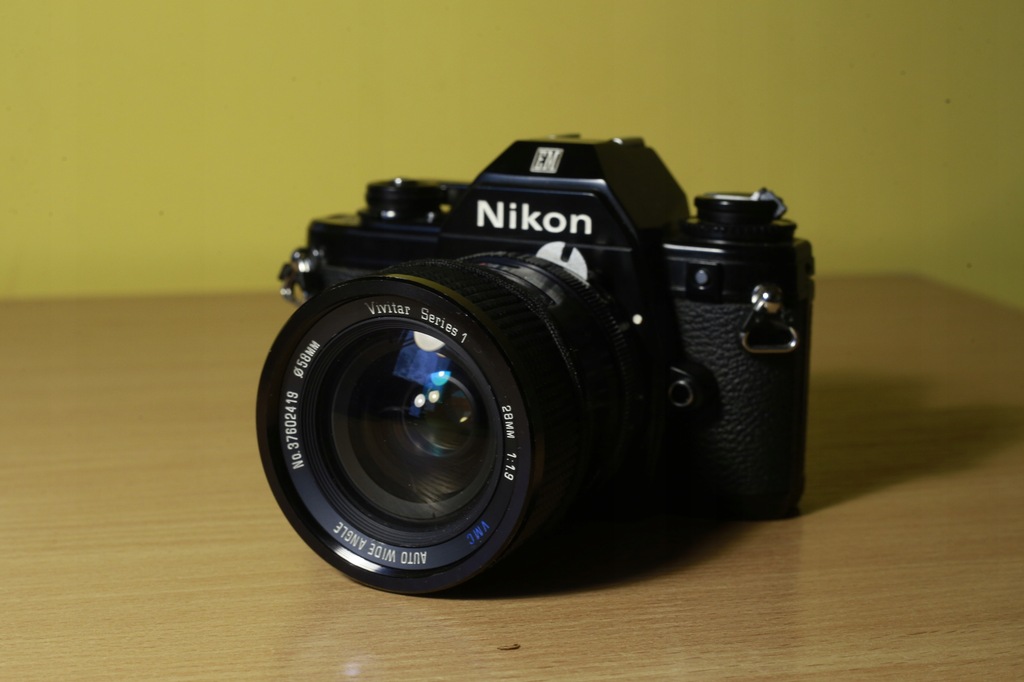 Nikon EM z jasnym obiektywem 28mm F1.9