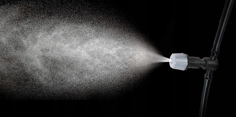 малыш в тумане. туман в ландшафтном дизайне. водяная завеса полив. система туманообразования в ландшафте. завеса тумана.