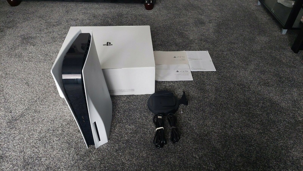 Konsola playstation 5 z wejściem na płytę