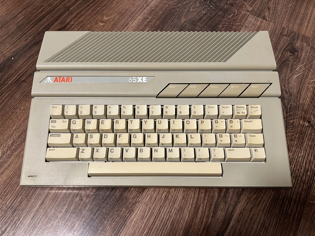 Komputer Atari 65 XE, ładne i sprawne