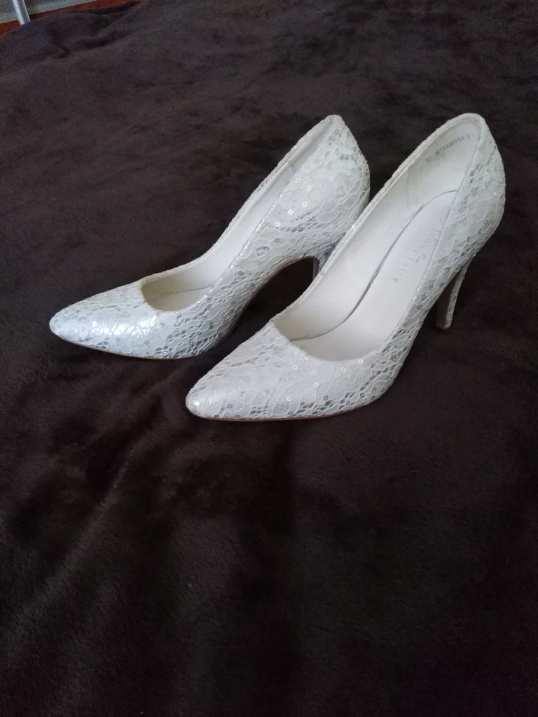 Buty ślubne pokryte koronką