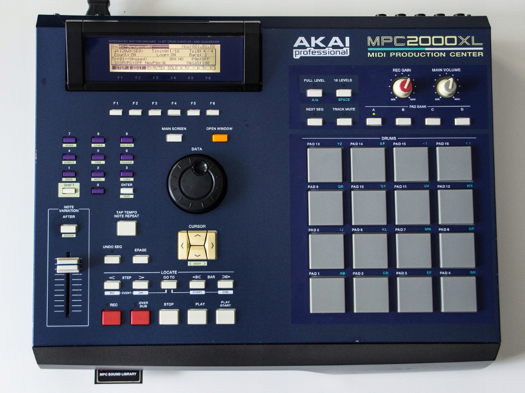 AKAI（アカイ） MPC 2000XL CF AKAI MPC 2000XL /CZYTNIK CF/KARTA EB16/BOX/CF128mb