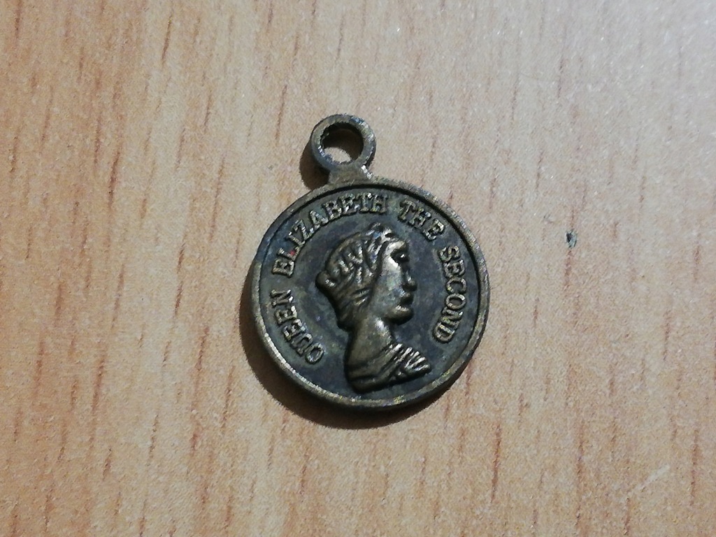Stary medalik zawieszka królowa Elżbieta PRL