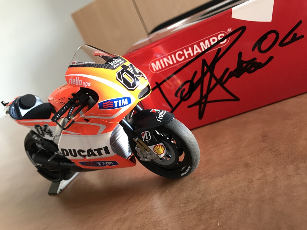 Model Ducati Desmosedici GP13 z autogr. Dovizioso