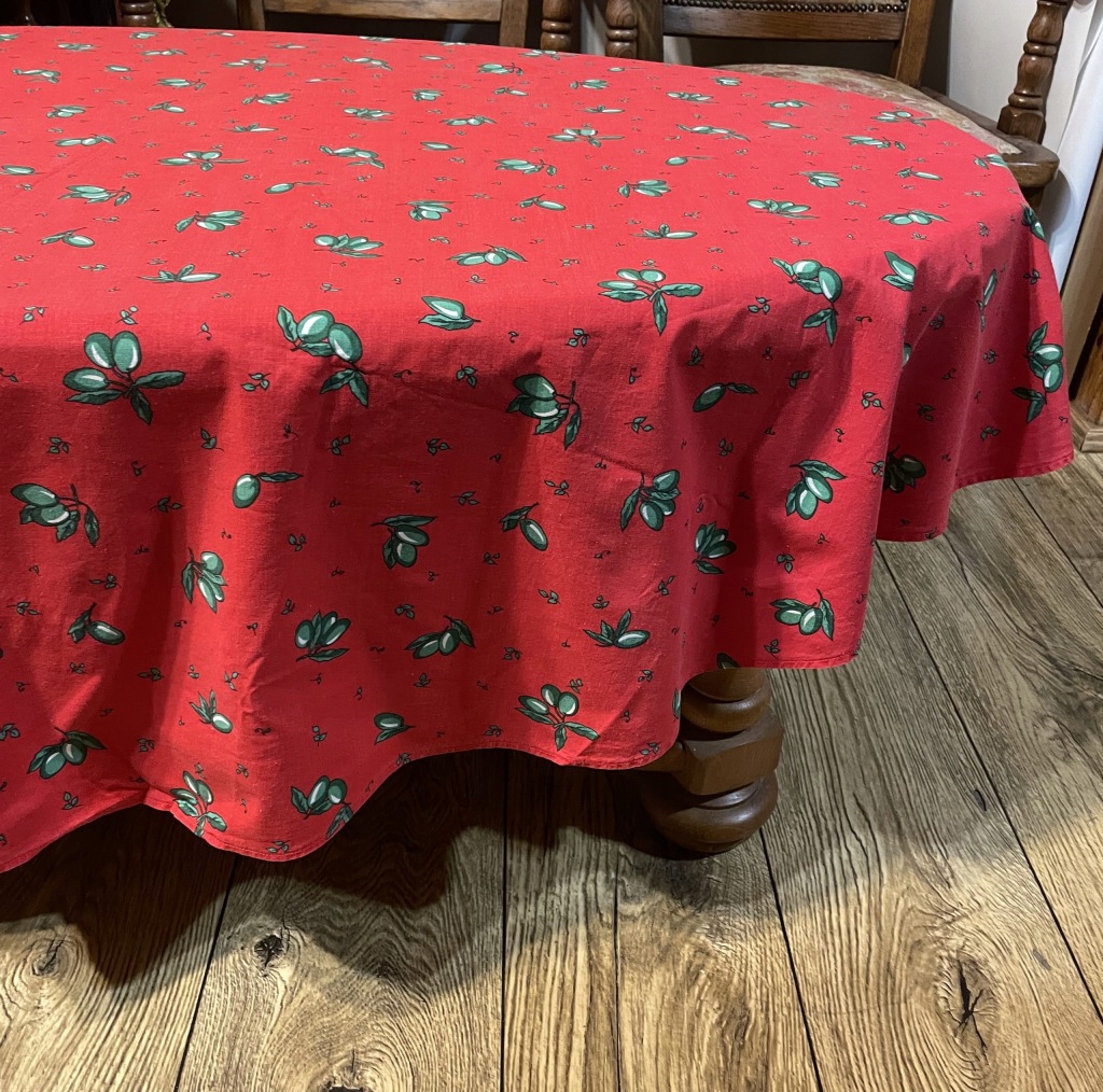 Czerwony owalny obrus vintage 168х158 cm