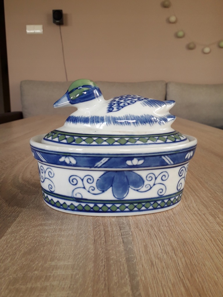 Porcelanowe naczynie z przykrywką kaczka