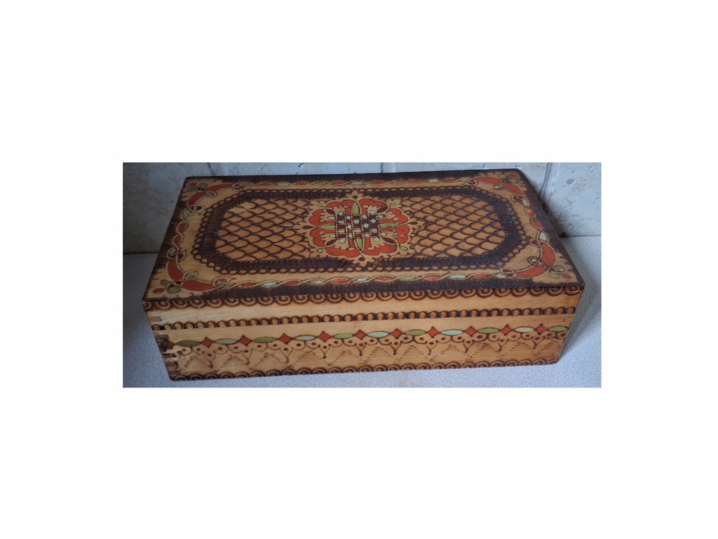 DREWNIANA SZKATUŁKA ZE ZDOBIENIAMI