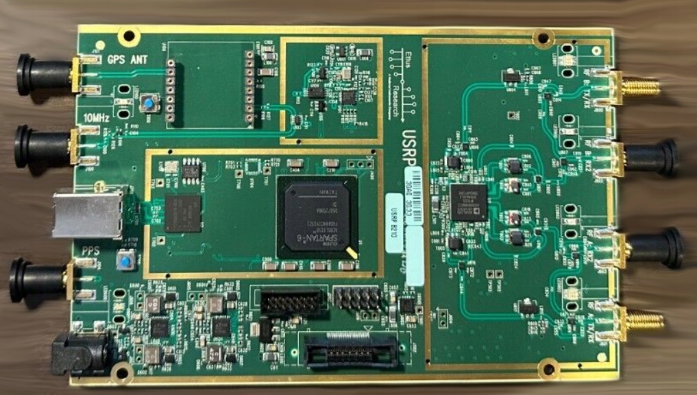 SDR Ettus USRP B210 Odbiornik Nadajnik 70MHz–6GHz