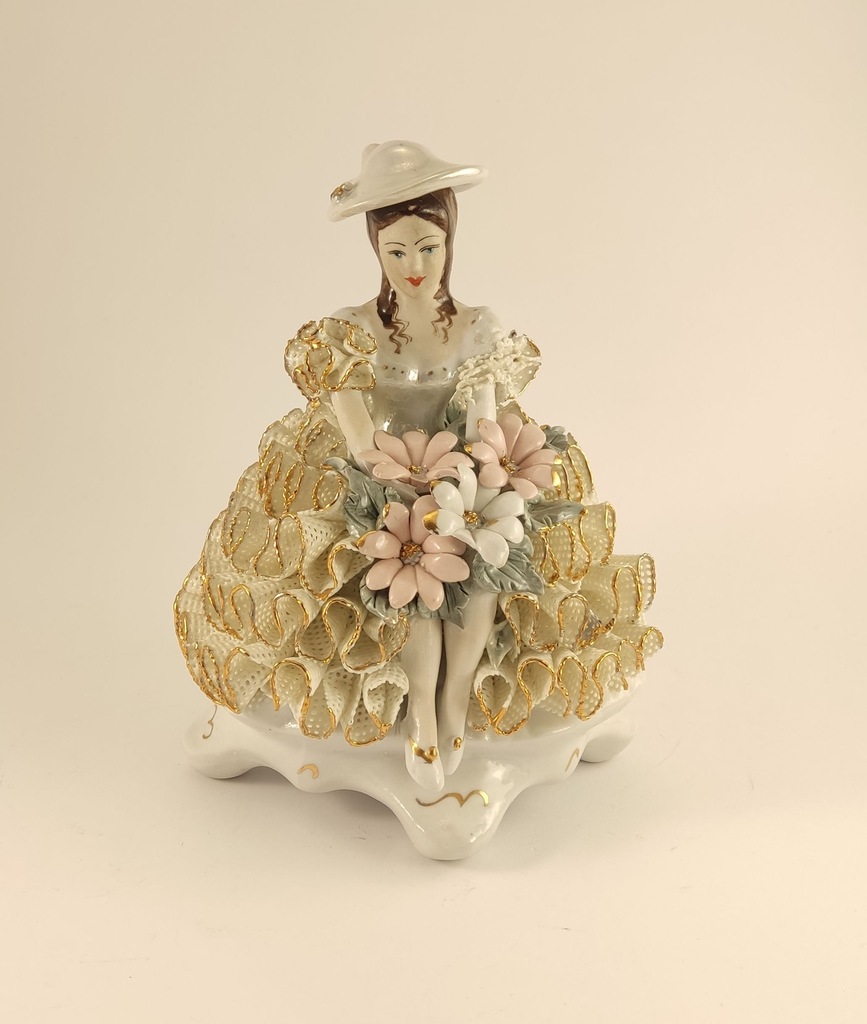Figurka Porcelanowa - Dama Koronkowa