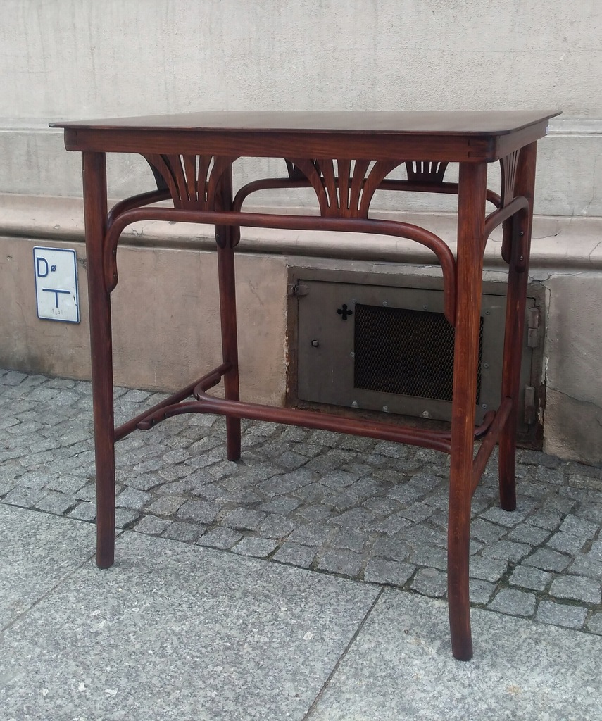 Przedwojenny stolik Thonet sygnowany po renowacji