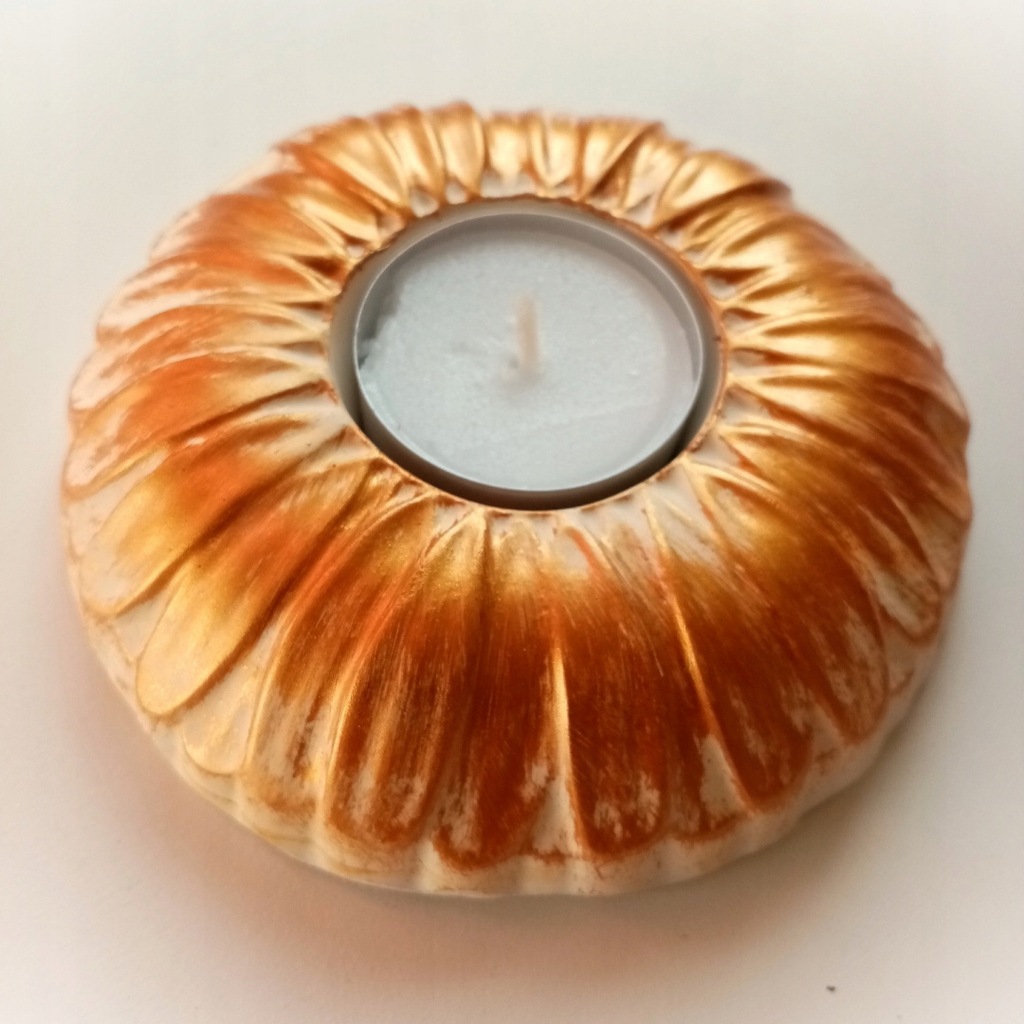 Świecznik w kształcie kwiatka tealightem sojowym