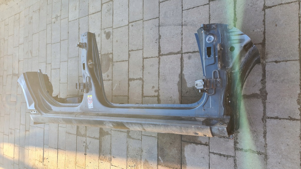 Audi A3 8P Lift 08-12r Sportback Słupek prawy przód próg