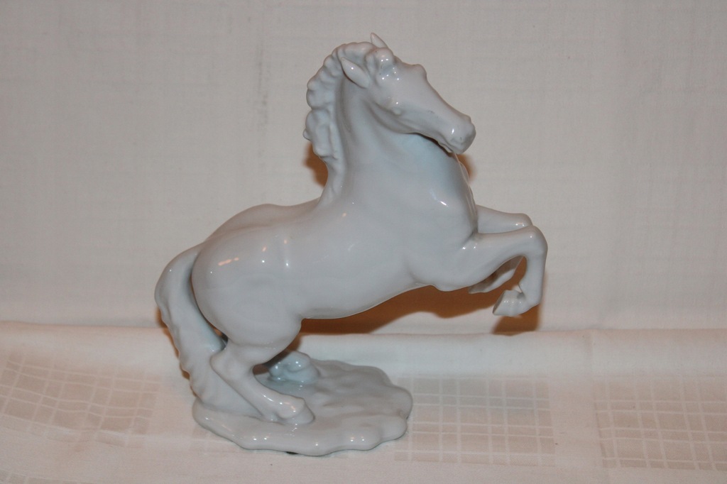 Porcelanowa figura konia