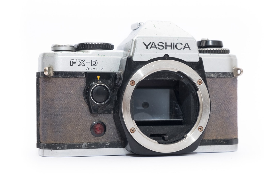 Yashica FX-D Quartz - uszkodzony - rekwizyt - body