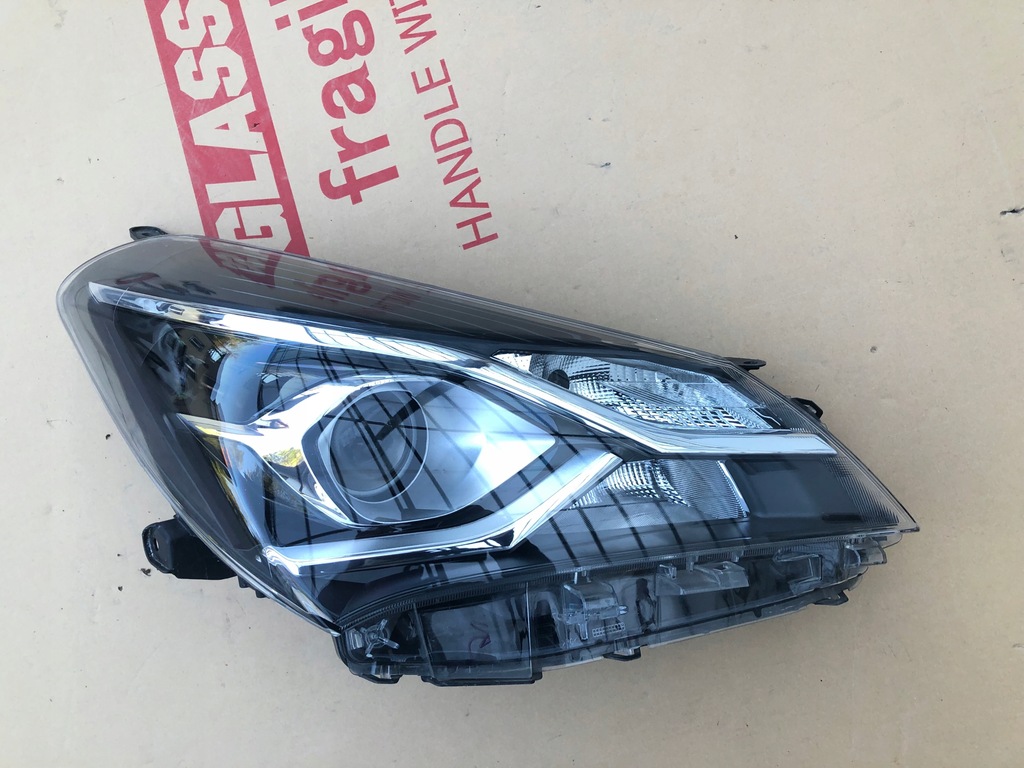 LAMPA PRAWA TOYOTA YARIS III LIFT 17- KOITO 0D-197
