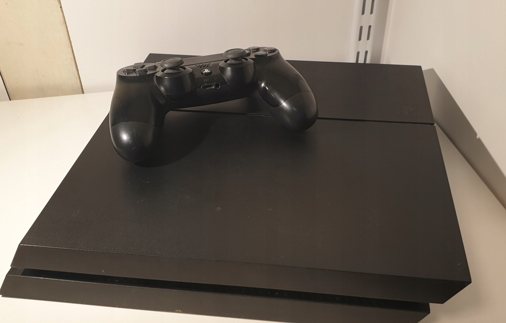 playstation 4 model cuh 2208b
