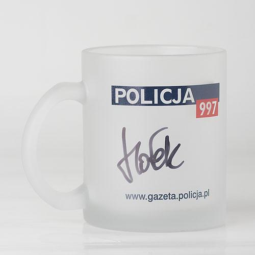 Kubek „Policji 997” z autografem K. Hołowczyca