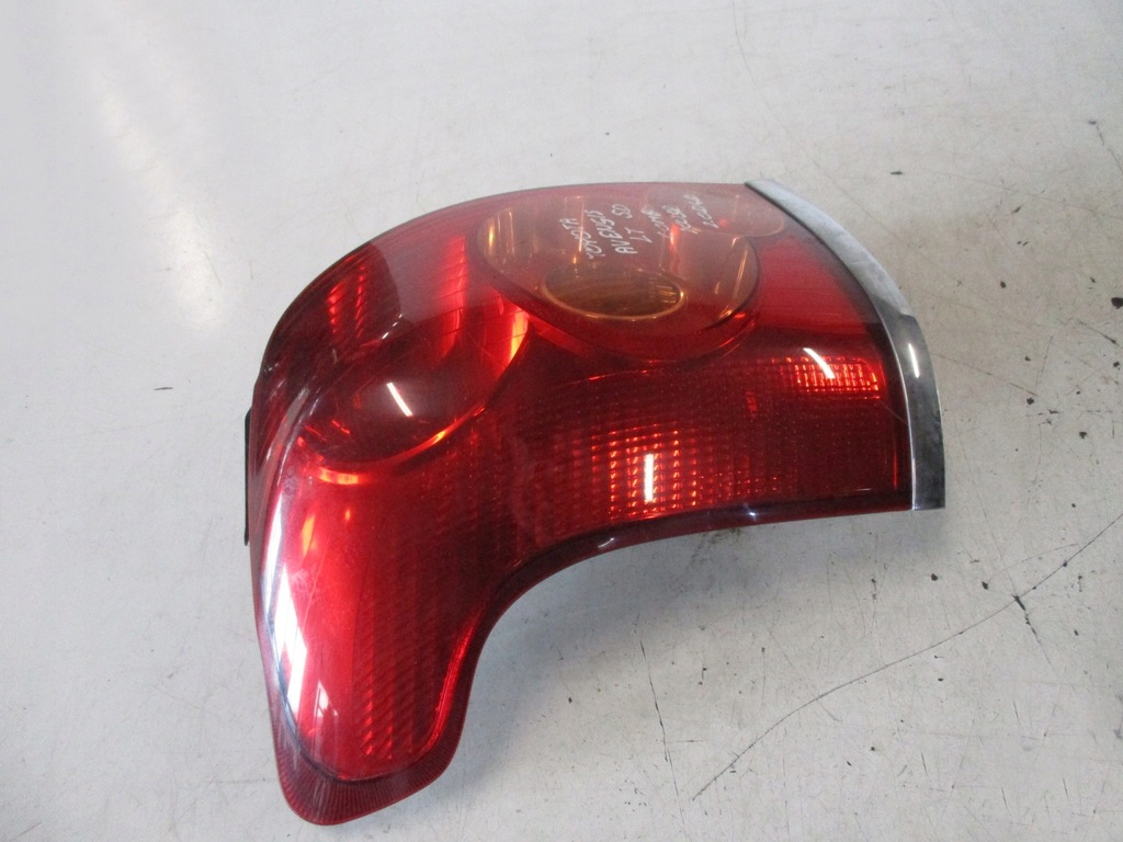 LAMPA TYLNA LEWA TOYOTA AVENSIS T25 KOMBI 2003R