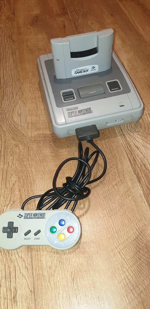 2 konsole SNES, 3 pady, Super GameBoy, kable