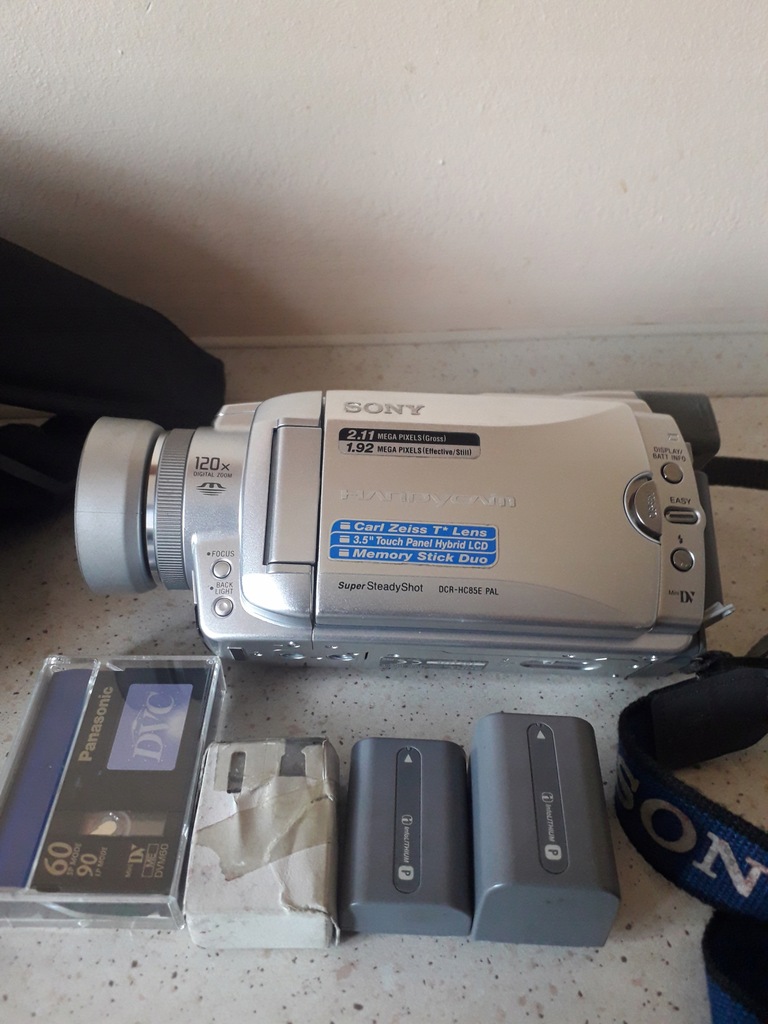 SONY CAMERA DIGITAL DCR HC 85 E ,KOMPLET + PILOT
