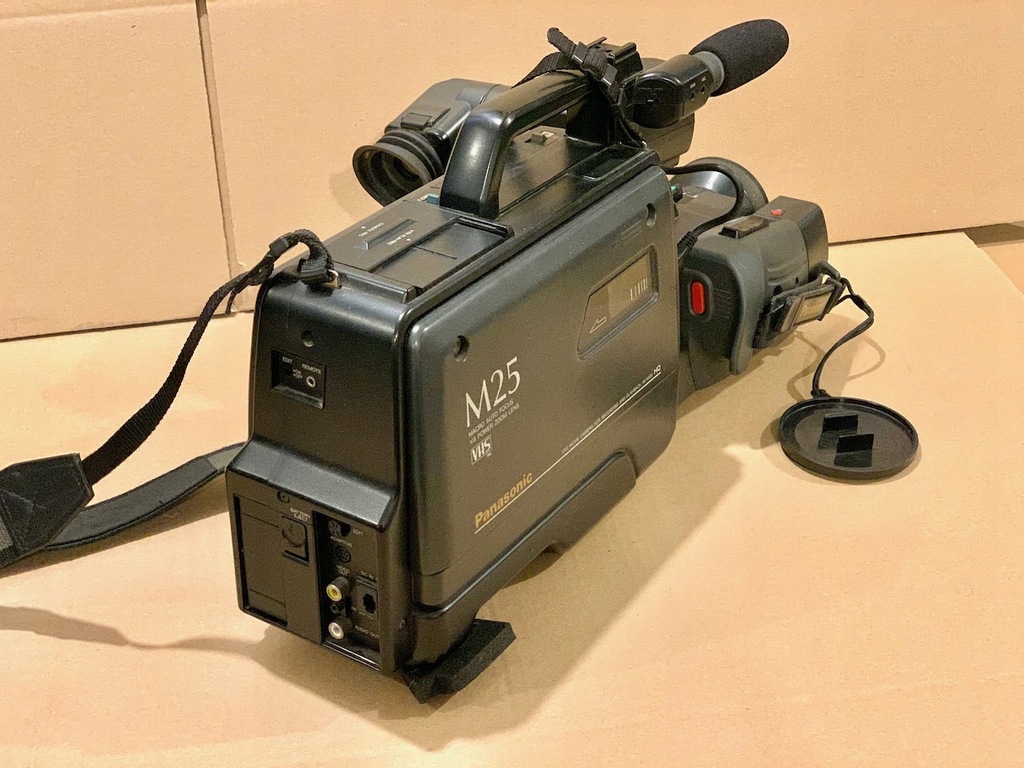 Купить Видеокамера PANASONIC M25 VHS + чемодан: отзывы, фото, характеристики в интерне-магазине Aredi.ru