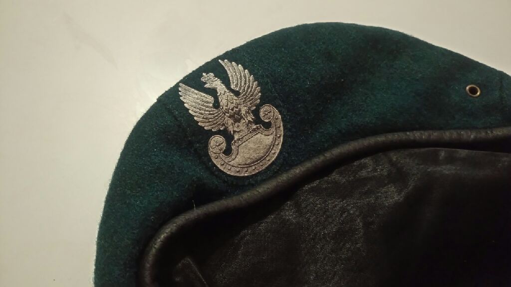 Ciemnozielony beret WP