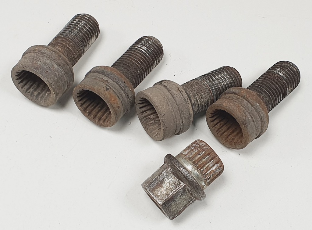 ŚRUBY FELG ZŁODZIEJKA VW PASSAT B6 KOMPLET