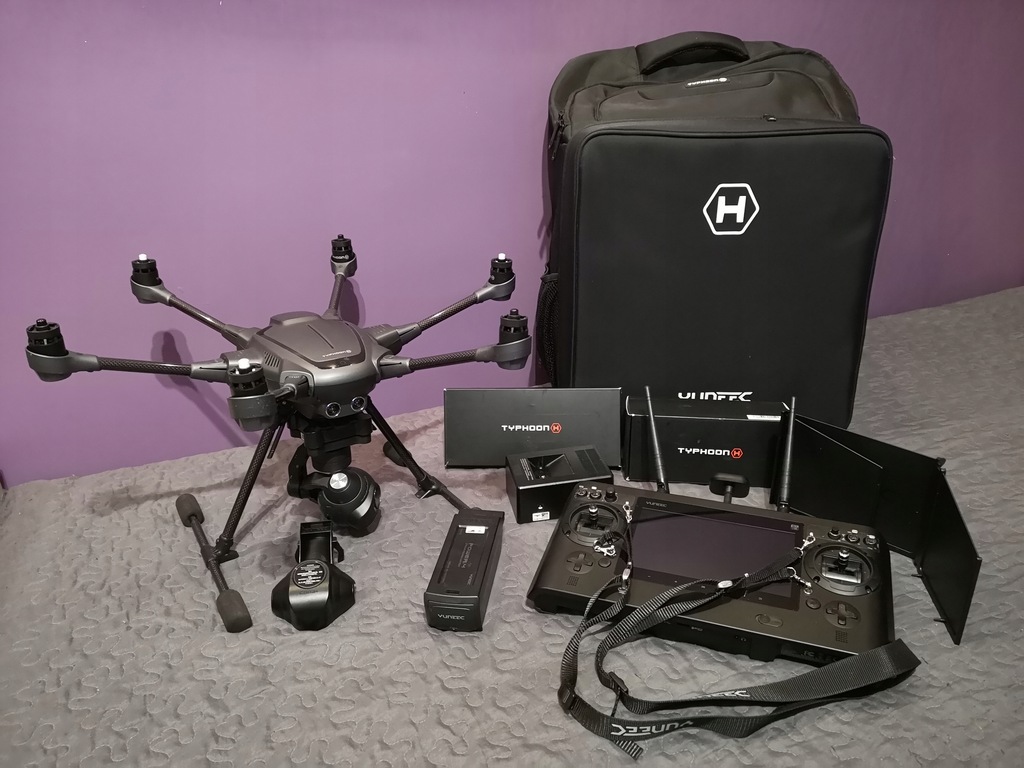 Dron Yuneec Typhoon H z plecakiem