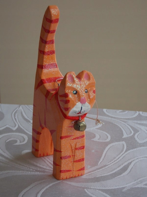 Piękna drewniana ręcznie wykonana figurka kot