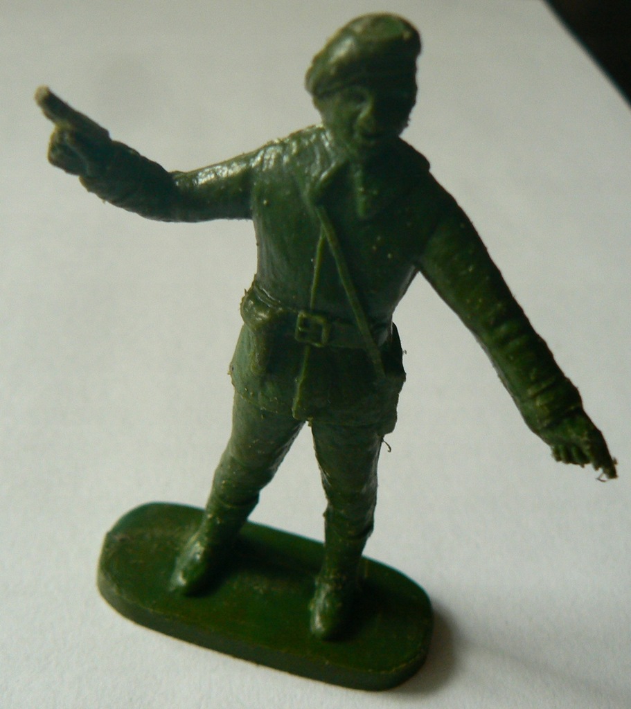Figurka żołnierzyk PRL- zielony z pistoletem