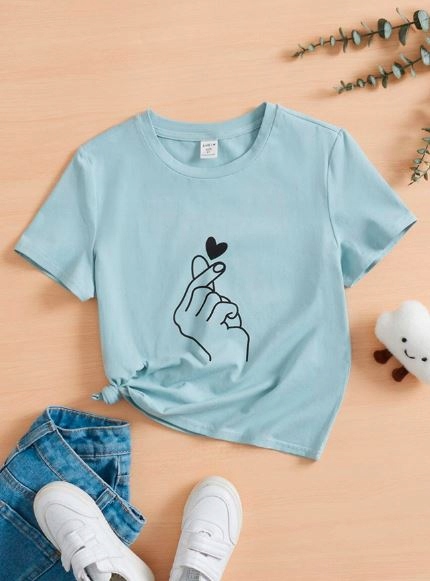 SHEIN T-SHIRT DZIEWCZĘCY NIEBIESKI Z CZARNYM NADRUKIEM KRÓTKI RĘKAW 134 432