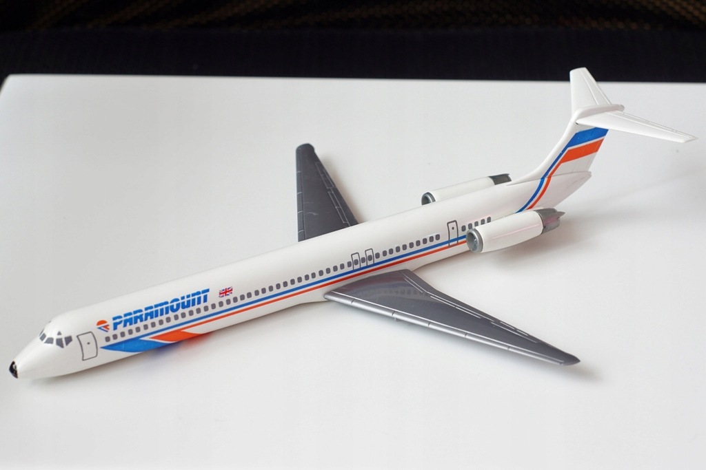 PARAMOUNT McDonnell Douglas MD-80 skala 1:200