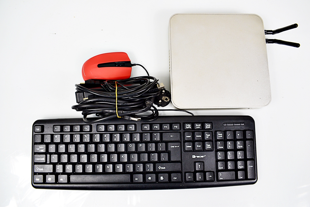 Komputer Mini PC HYSTOU FMP03 / 4/64 SSD / Intel Core i3