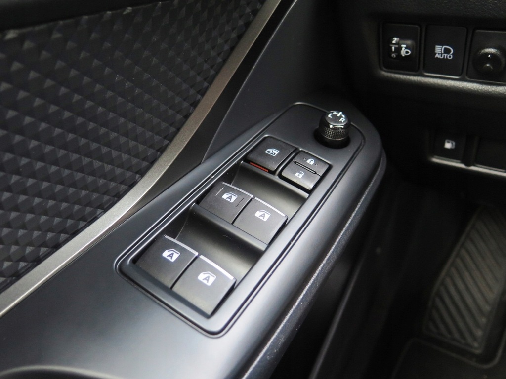 Купить Toyota C-HR 1.8 Hybrid, Салон Польша: отзывы, фото, характеристики в интерне-магазине Aredi.ru
