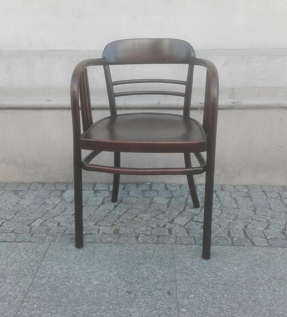 Przedwojenny fotel Kohn po renowacji politura