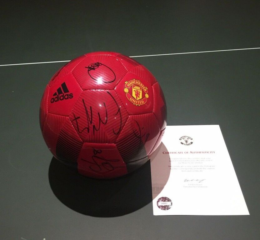 Manchester United 18/19 - piłka z autografami.