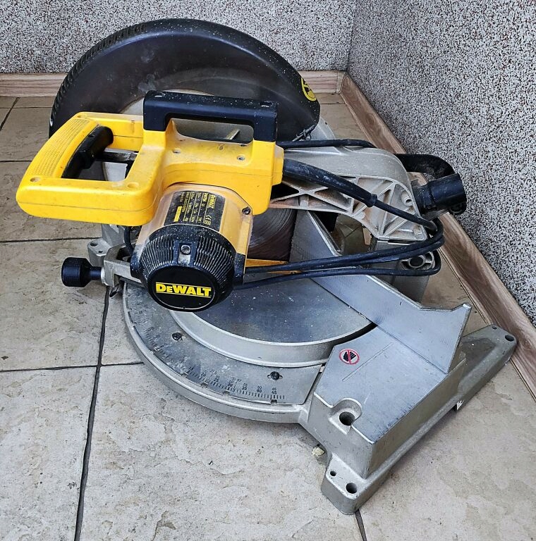 PILARKA UKOŚNA DEWALT DW704