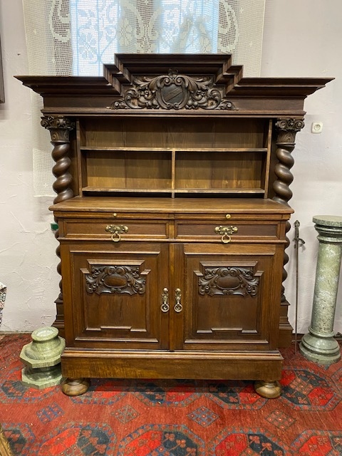 Przedwojenny neobarokowy pomocnik