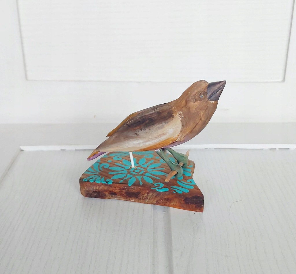 Ręcznie rzeźbiony ptak ptaszek wróbelek sztuka ludowa