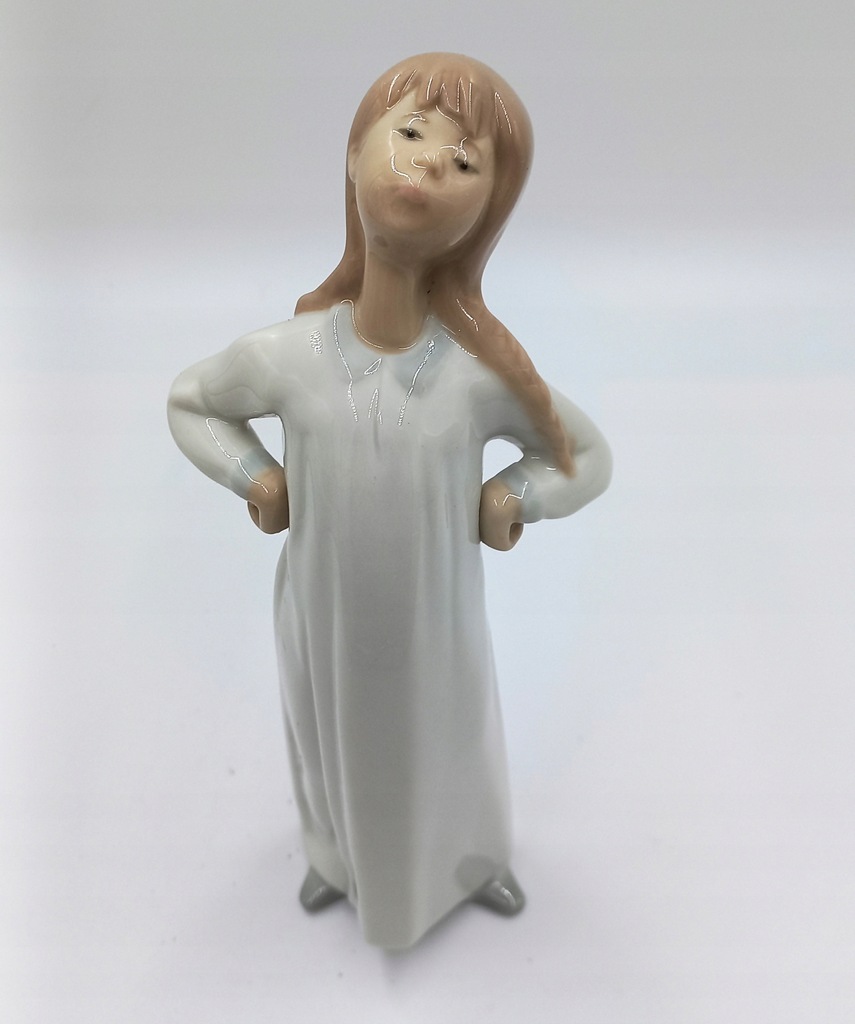 FIGURKA PORCELANA DZIEWCZYNKA W KOSZULI NOCNEJ NAO LLADRO SPAIN 19 cm