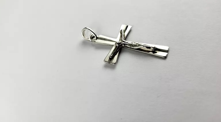 SREBRNY KRZYŻYK 925 2,59G