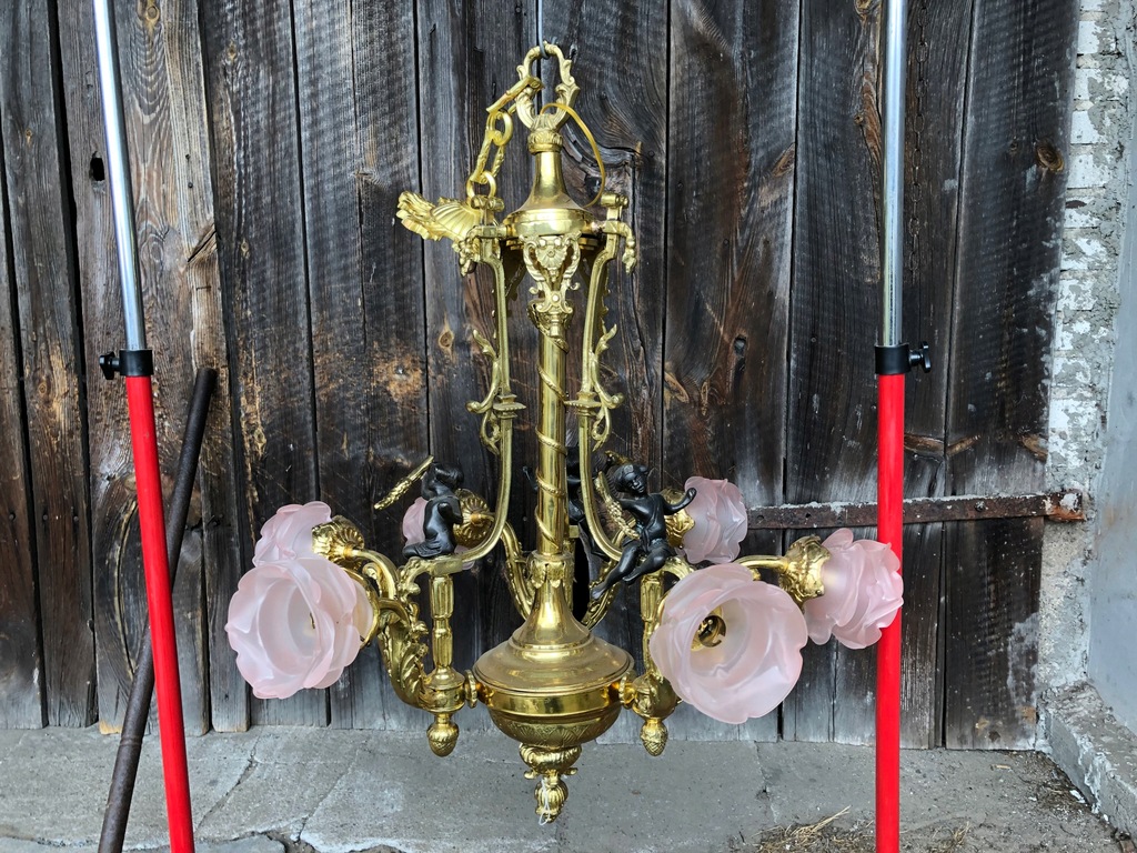 żyrandol brąz , amorki , pałac
