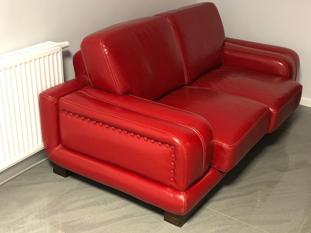 Sofa w kolorze czerwonym- skórzana , pikowana