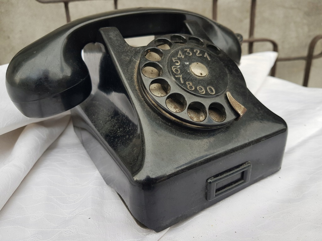 Stary telefon stacjonarny
