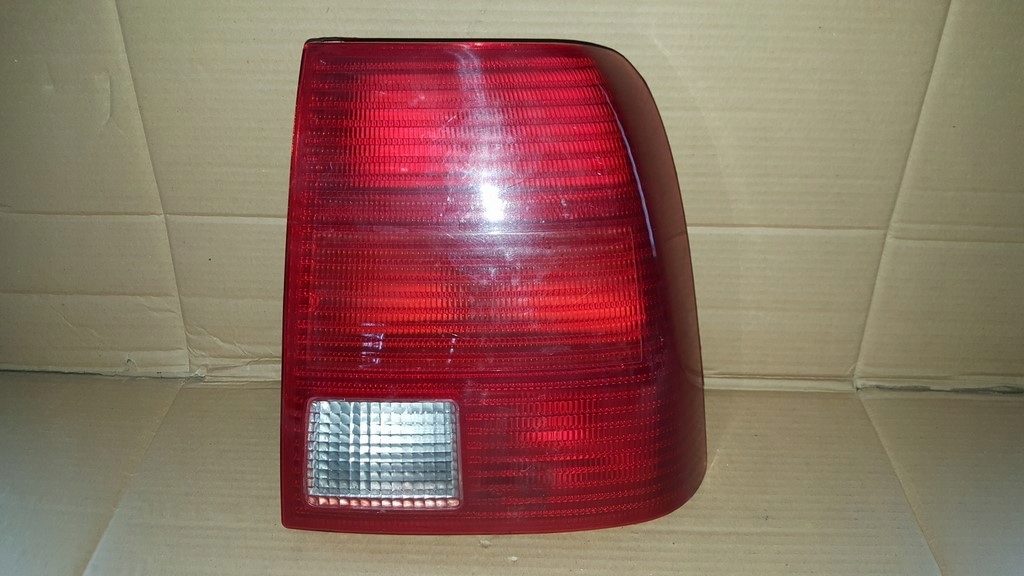 VW Passat B5 sedan lampa tylna prawa 3BD945096